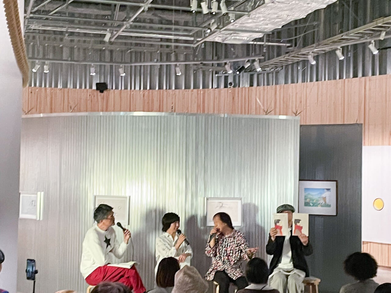 ▲永田が持っている向かって左がカバー、右が表紙。