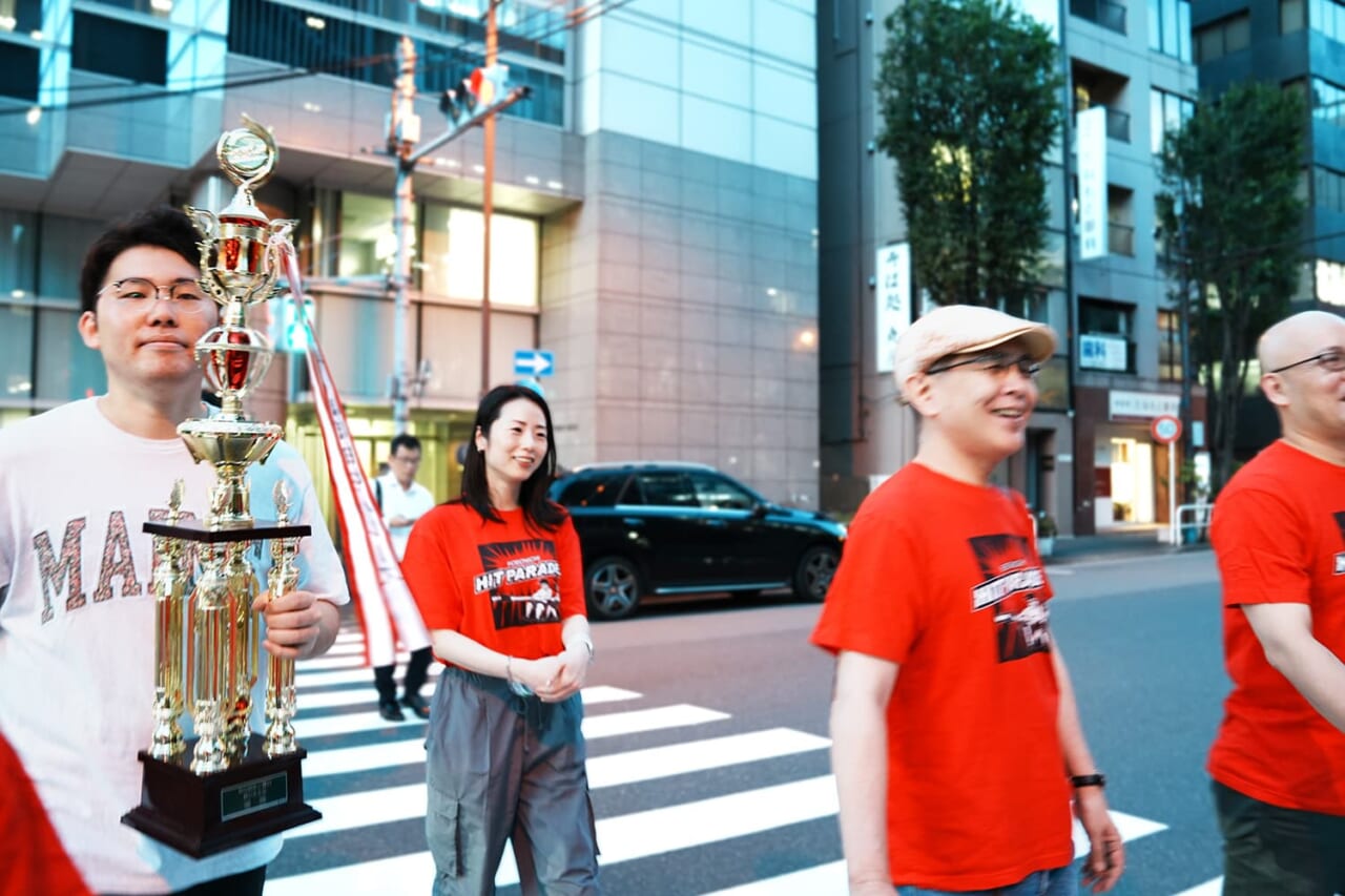 頼まれたわけでもないのにトロフィーを持っていくヒッパレーズ。
ちなみに千野はＴシャツを持ってくるのを忘れたそうです。