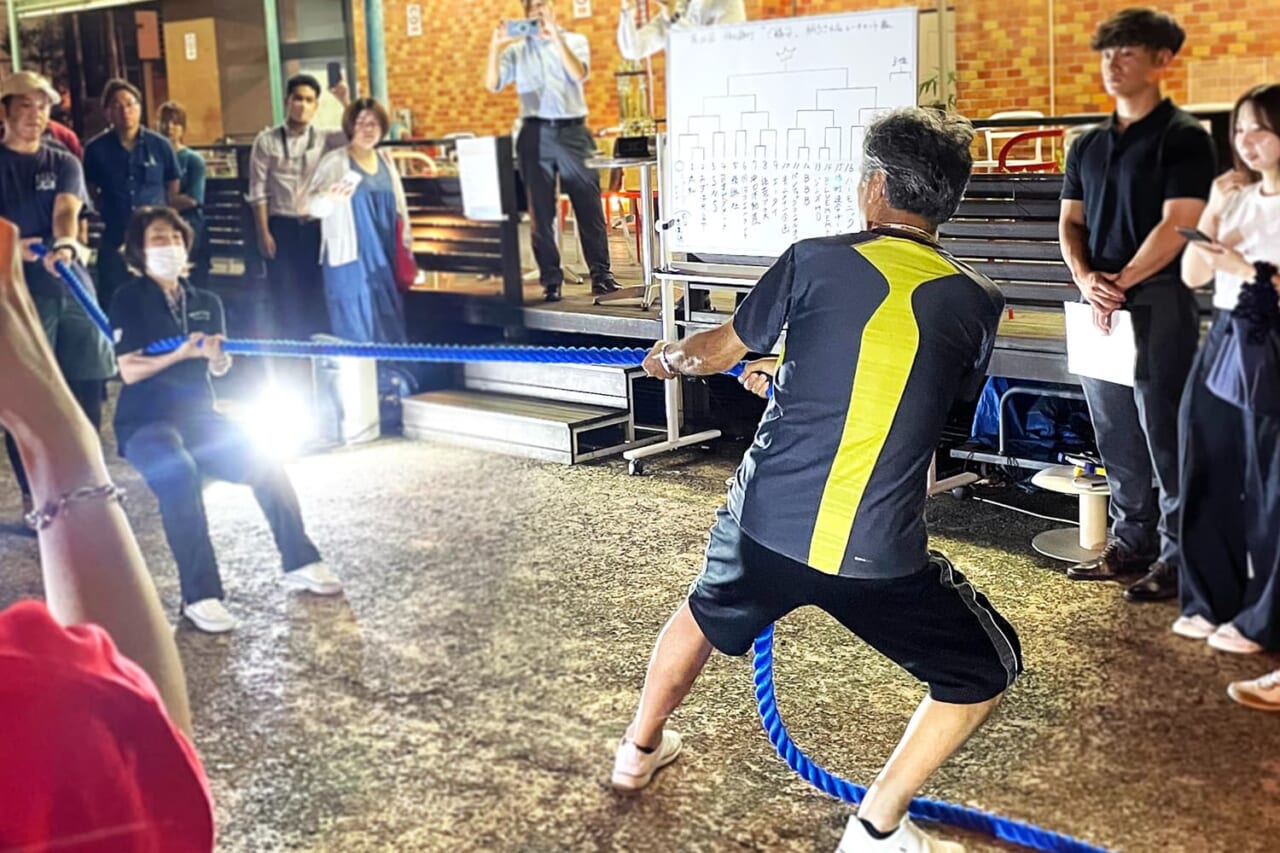 これが「横向き」です。腕にしか力が入らず、引きずられてしまいます。