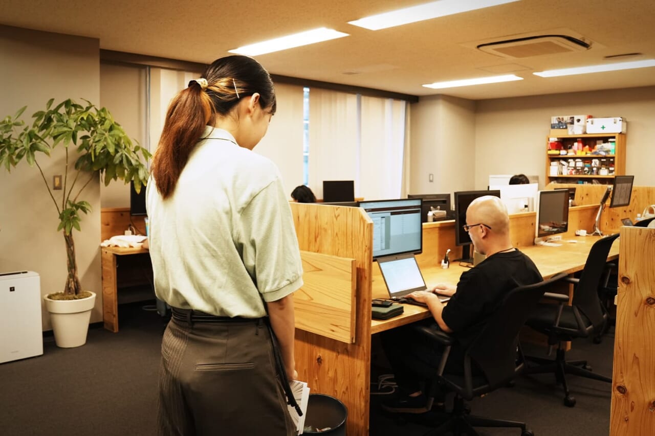 待っています。所在なさげですね。