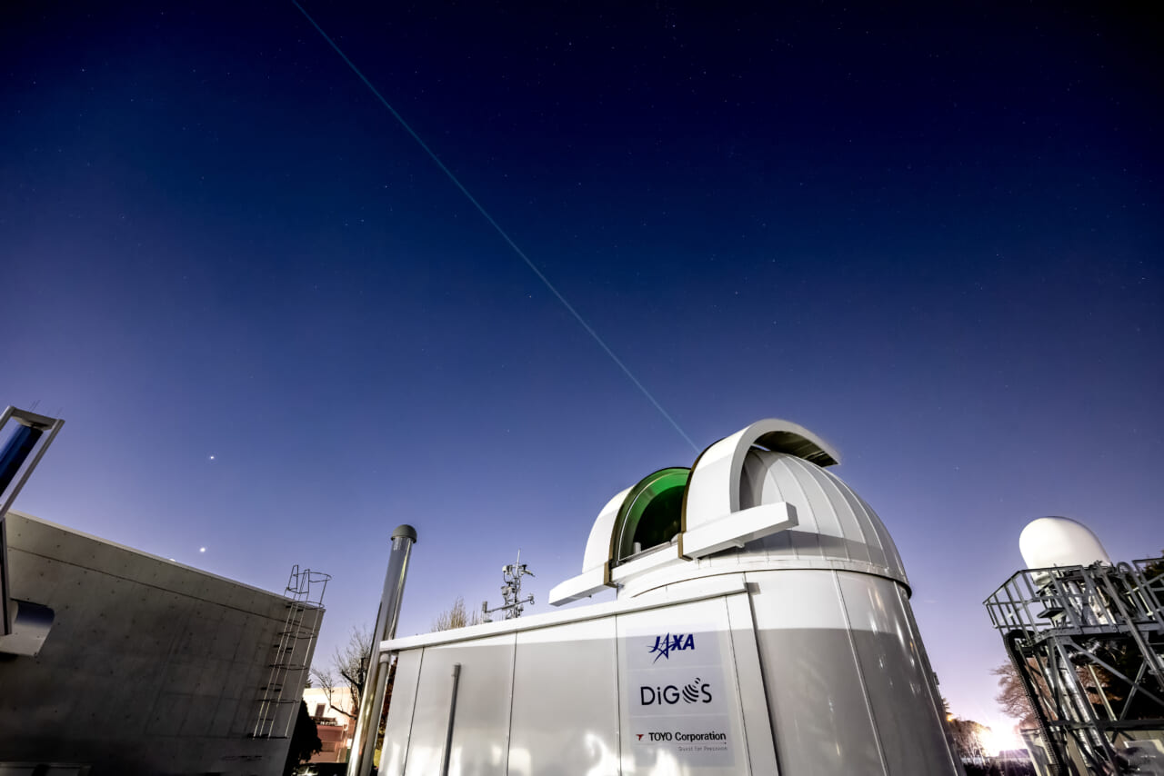 つくばSLR局 / レーザ照射（JAXA） ©JAXA