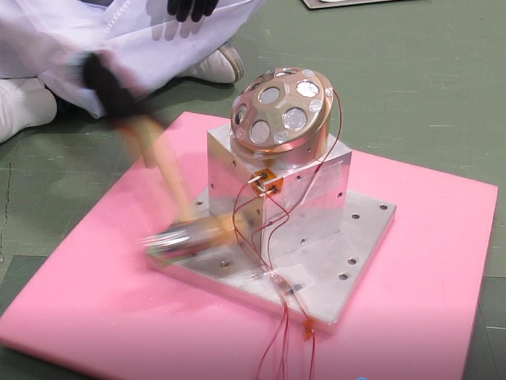 ハンマーで叩いて衝撃試験