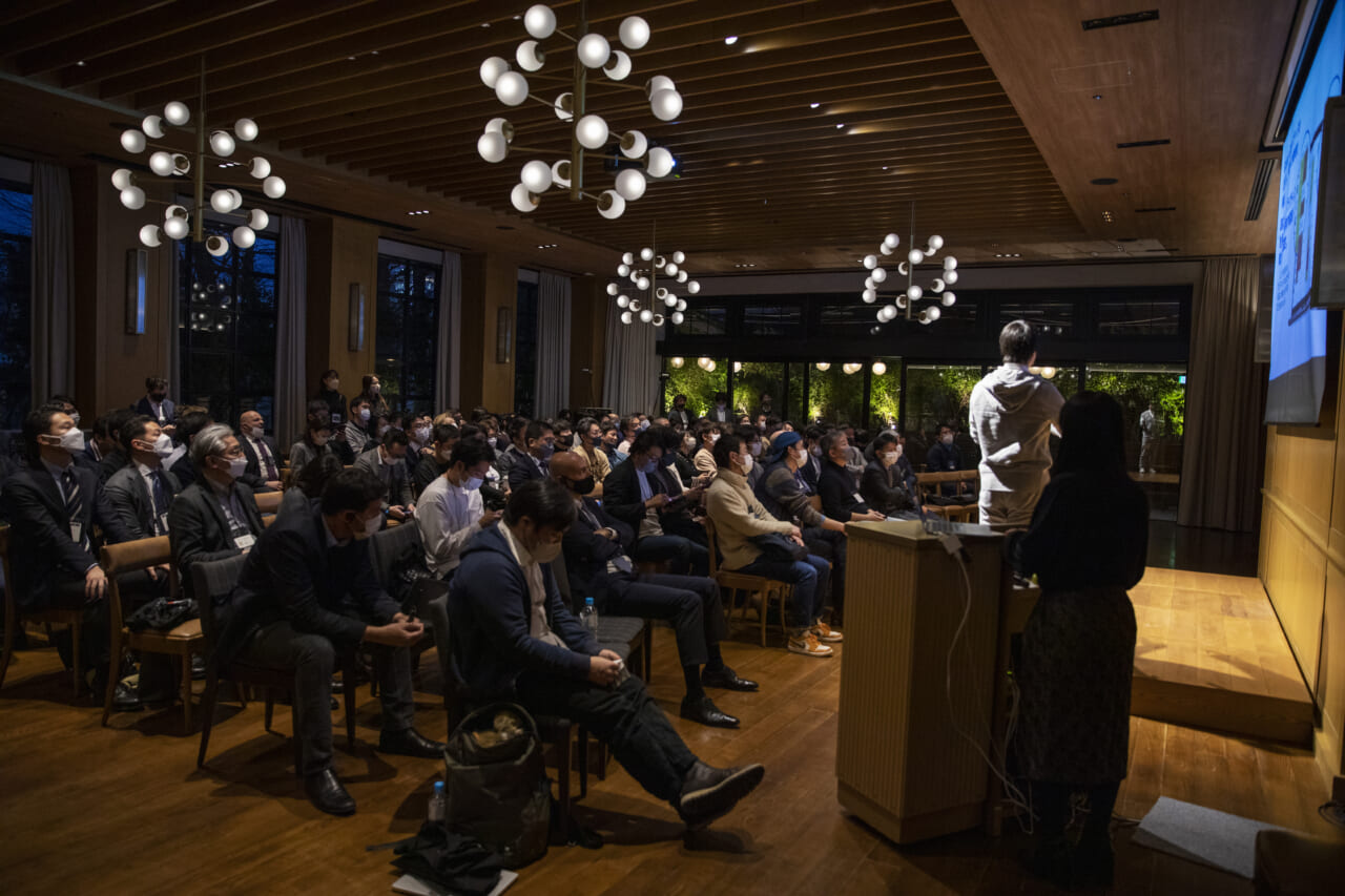 ▲そのときのイベントの様子。スーツ姿のビジネスパーソンが大勢集まる、だいぶお洒落な感じの会場。そこで多田さんはパーカー姿で前に出て、「ほぼ日ストア」の話をしたらしい。