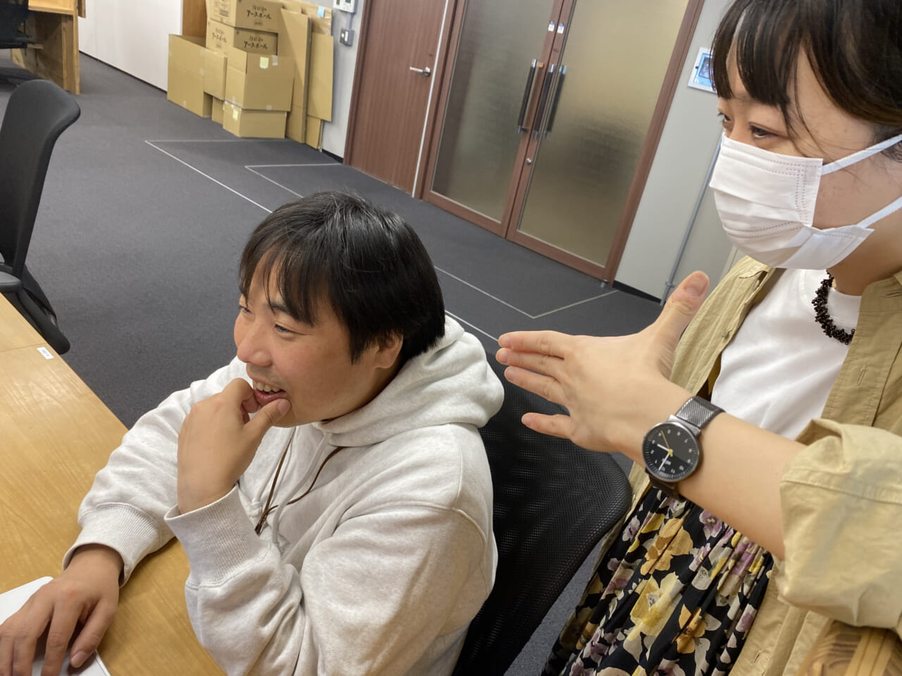 ▲わいわい喋っていると、通りかかった乗組員がふと情報を教えてくれたりするのも、ほぼ日のいいところ。