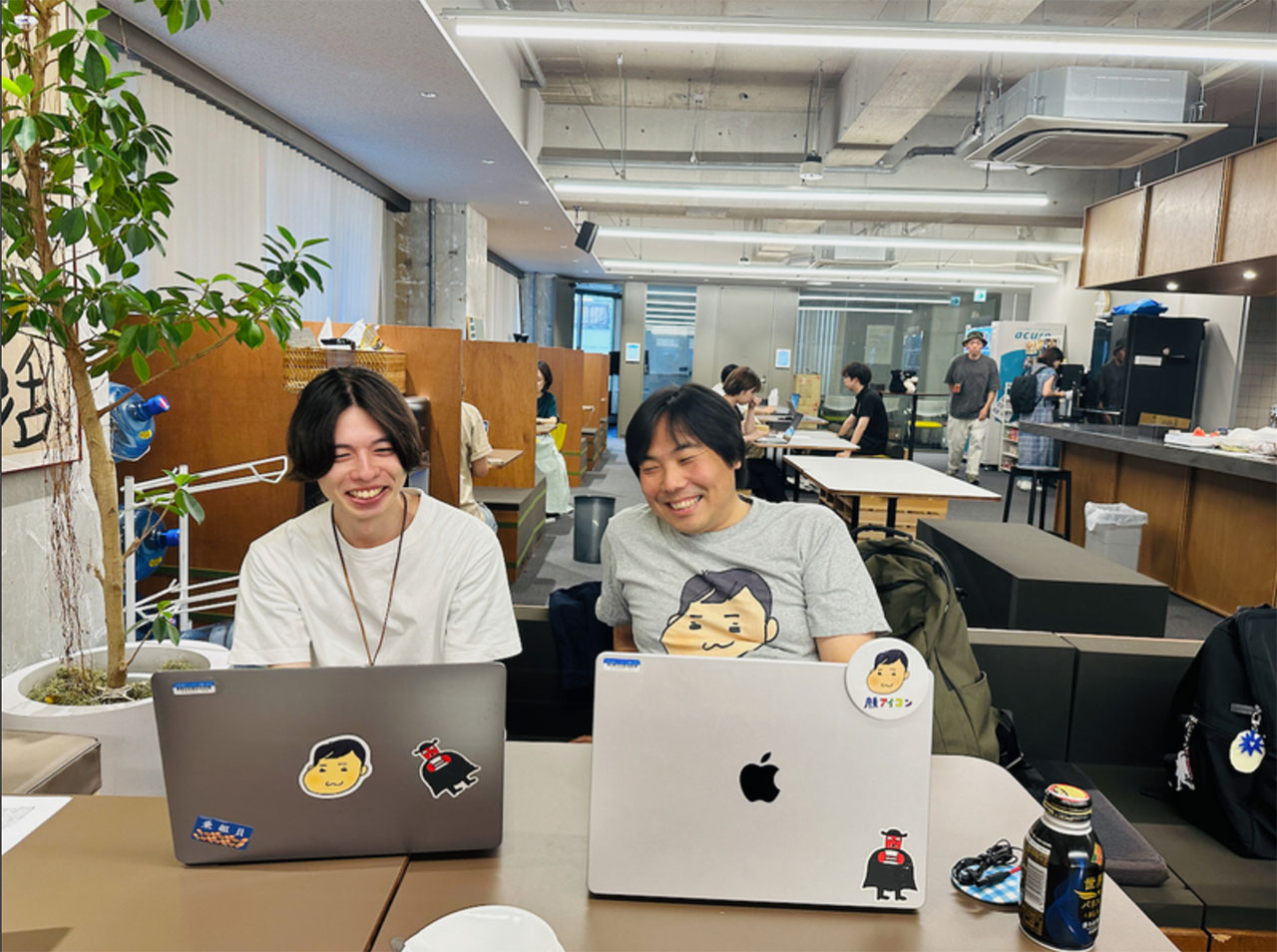 ▲新乗組員の顔アイコンを作った日のひとコマ。自分の顔アイコンがプリントされた謎Ｔも、多田さんはノリよく着てくれる。