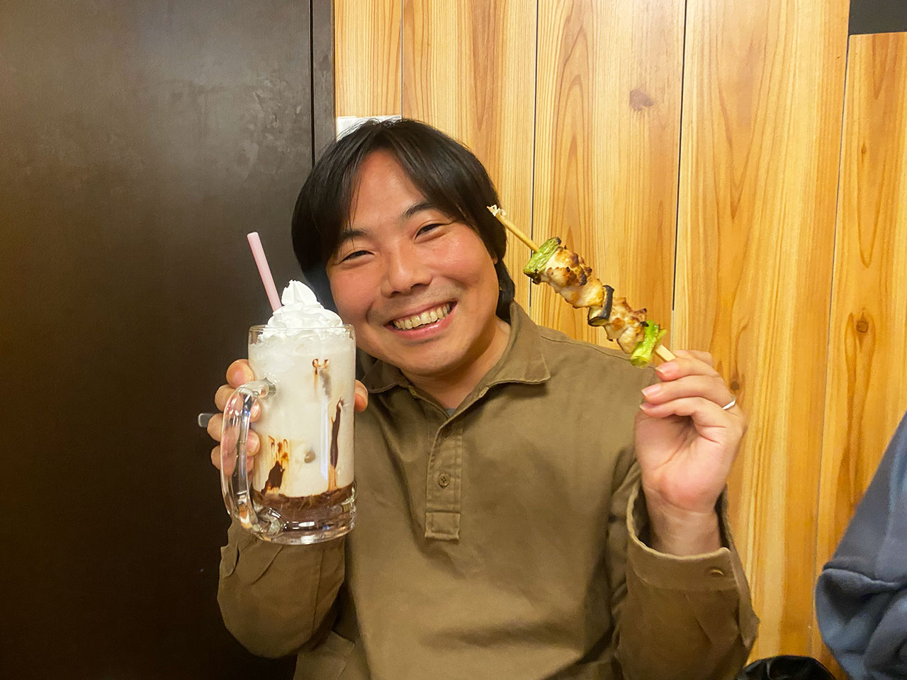 ▲「気にしている」とか言うわりに、どうしてそんなクリーム全開の飲み物を頼むのか。