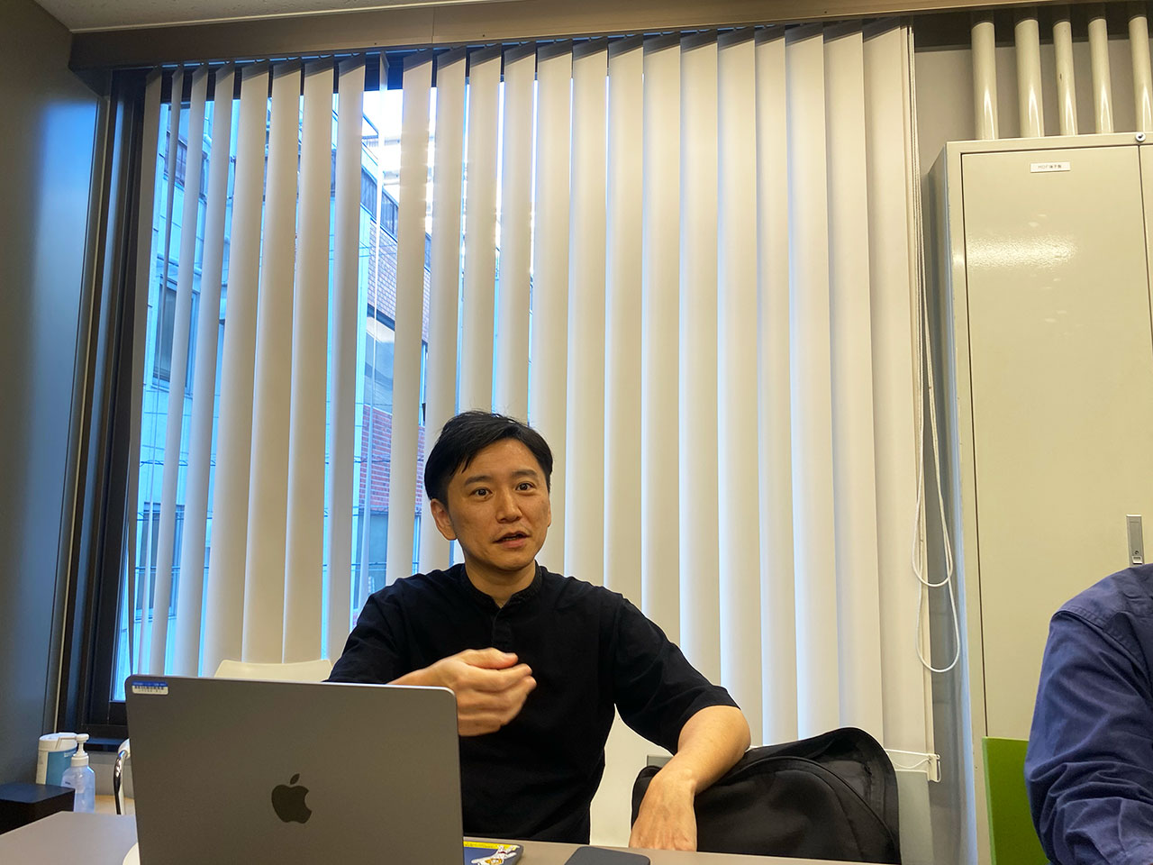 ▲物流チームの西田さんも頼りになる人。いつも飄々としていて、大変さなんて微塵も見せない人ですが。