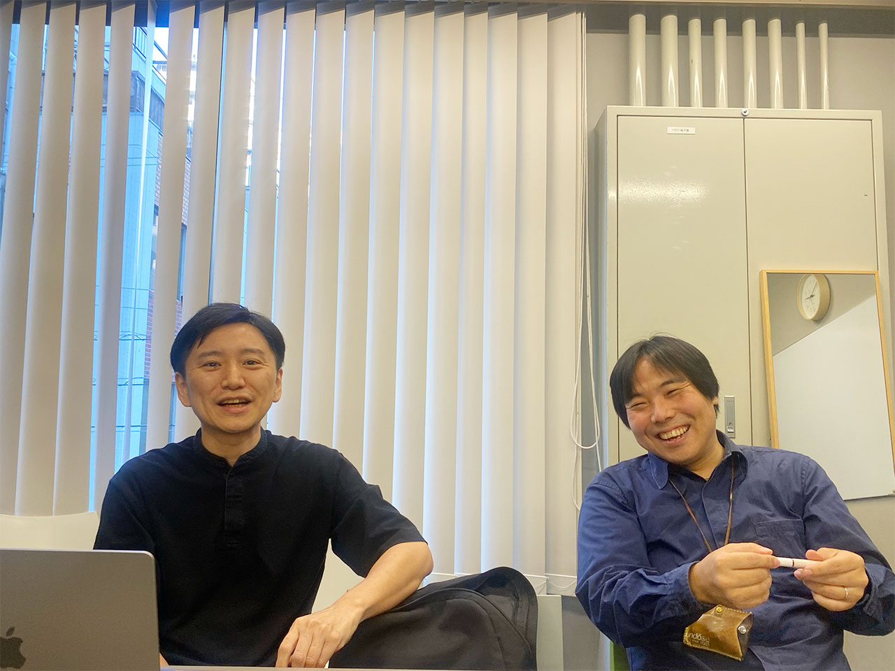 ▲物流チームリーダー、西田さん（左）。毎回膨大な数の商品が動く「生活のたのしみ展」の主要メンバーでもあります。テキスト中継の運転手役
や、コンテンツ用の工作を担当することも。