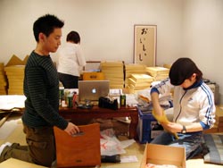 ▲大昔のほぼ日の発送隊の様子。左が当時の西田さん。
