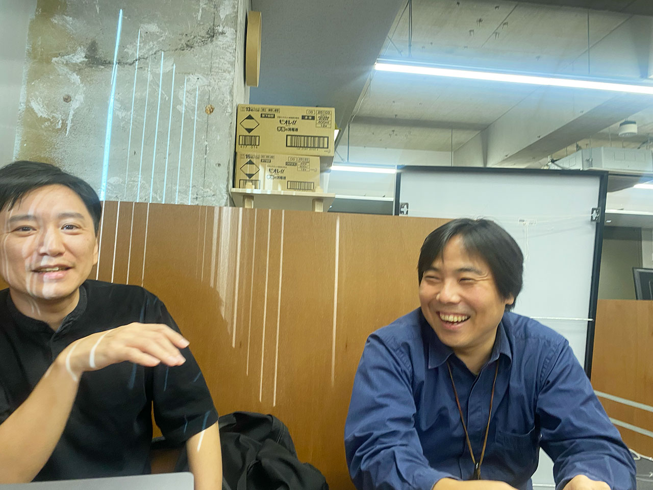 ▲話が長くなったので、途中で場所を移動しました。ちょっとブラインドの光が強すぎる。