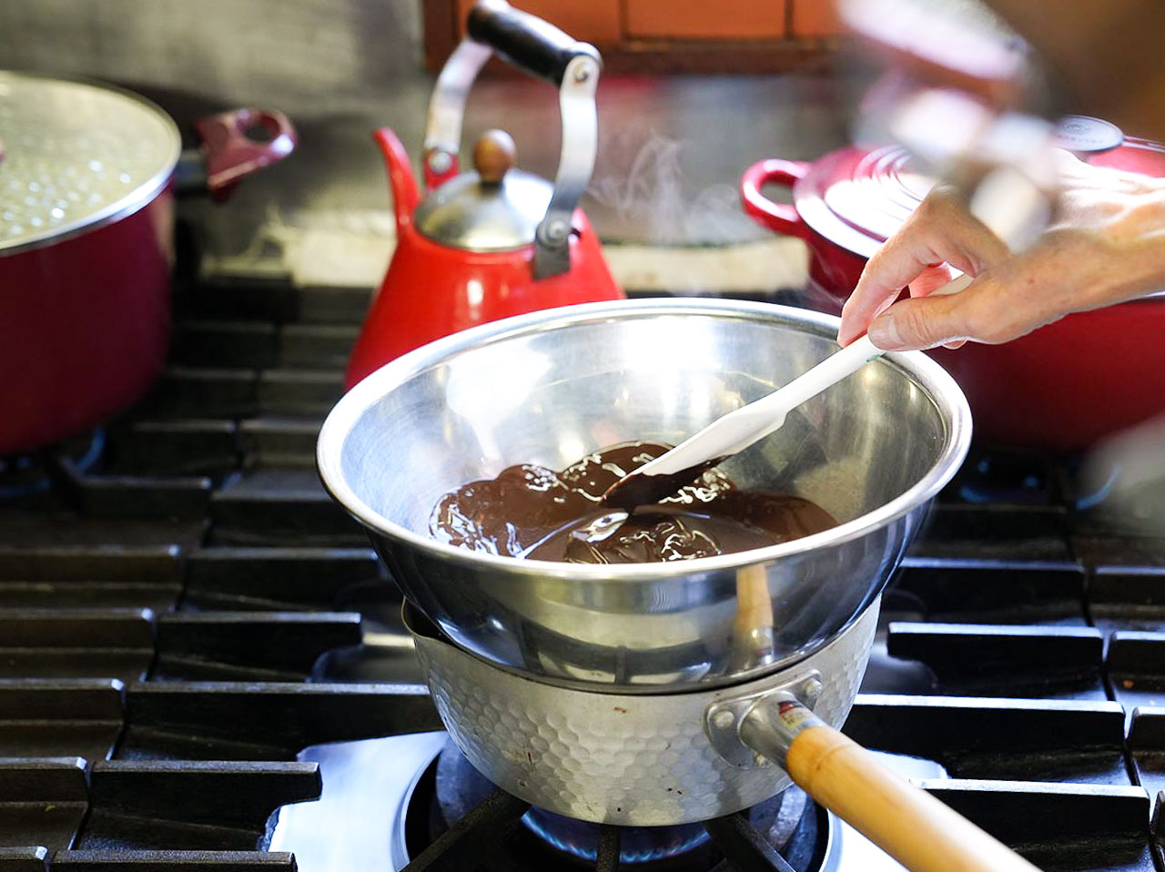 ▲チョコレートも湯煎にかけておく。