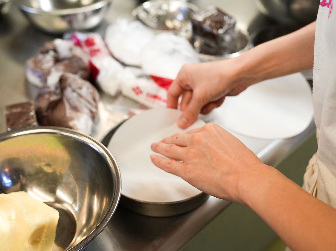 ▲シートを型の底に敷く。