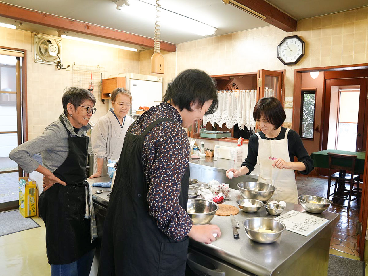 ▲着いて早々に、修行開始！
このお店で働く紀子さんも、ちょっと心配そうに見守ってくれる。