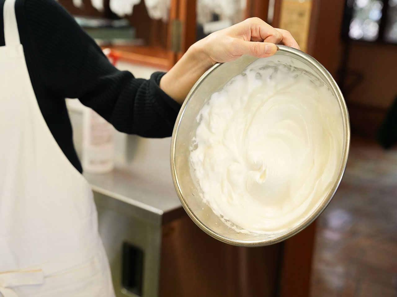 ▲横にしても崩れない。卵白はここまでしっかり泡立てる。
「粉糖は水分が少ないから、
卵白も戻りにくいんです」と金井さん。