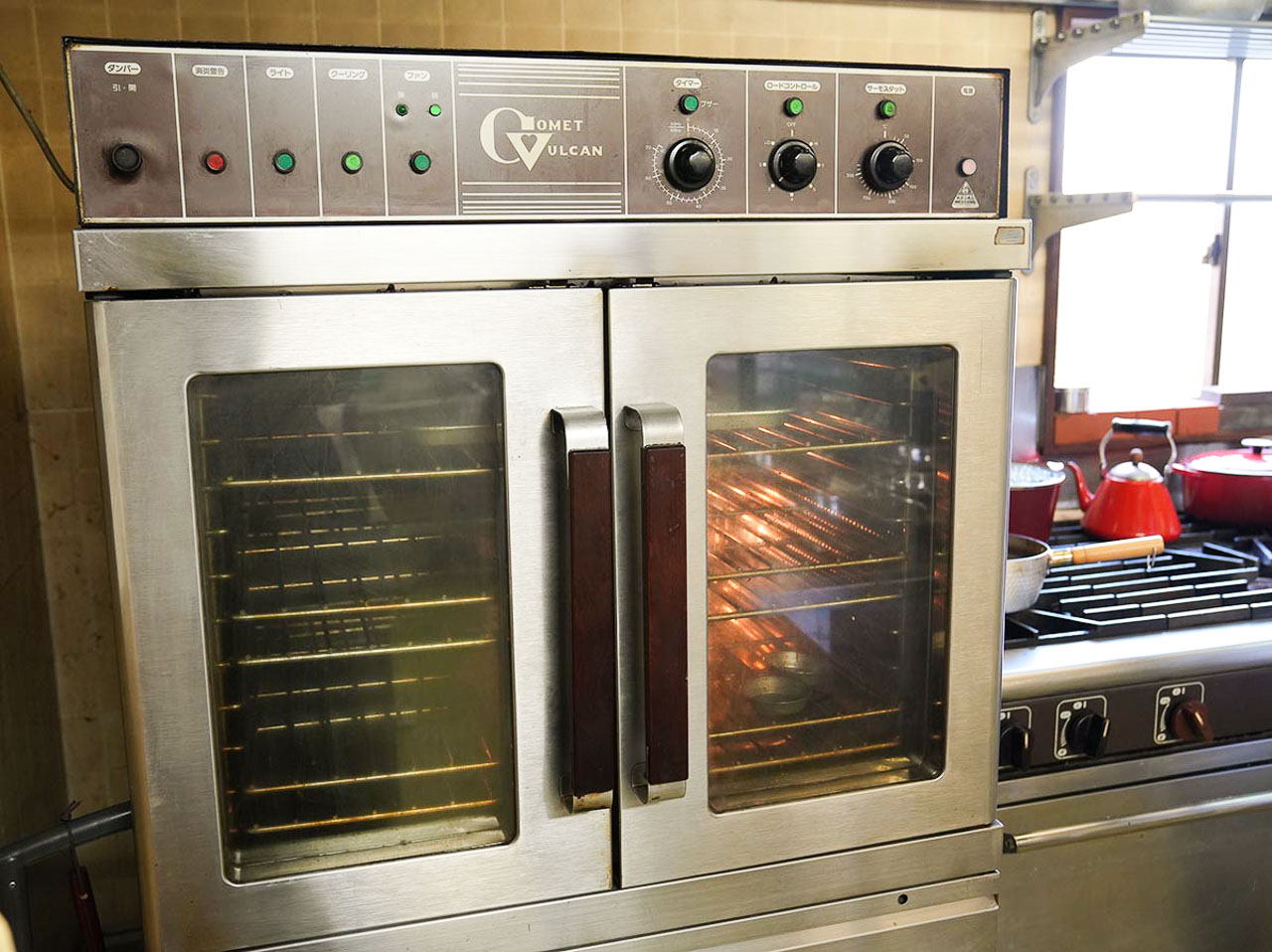 ▲長年使い続けているオーブン。
「余計な機能がついてないところがいいのよ」と金井さん。