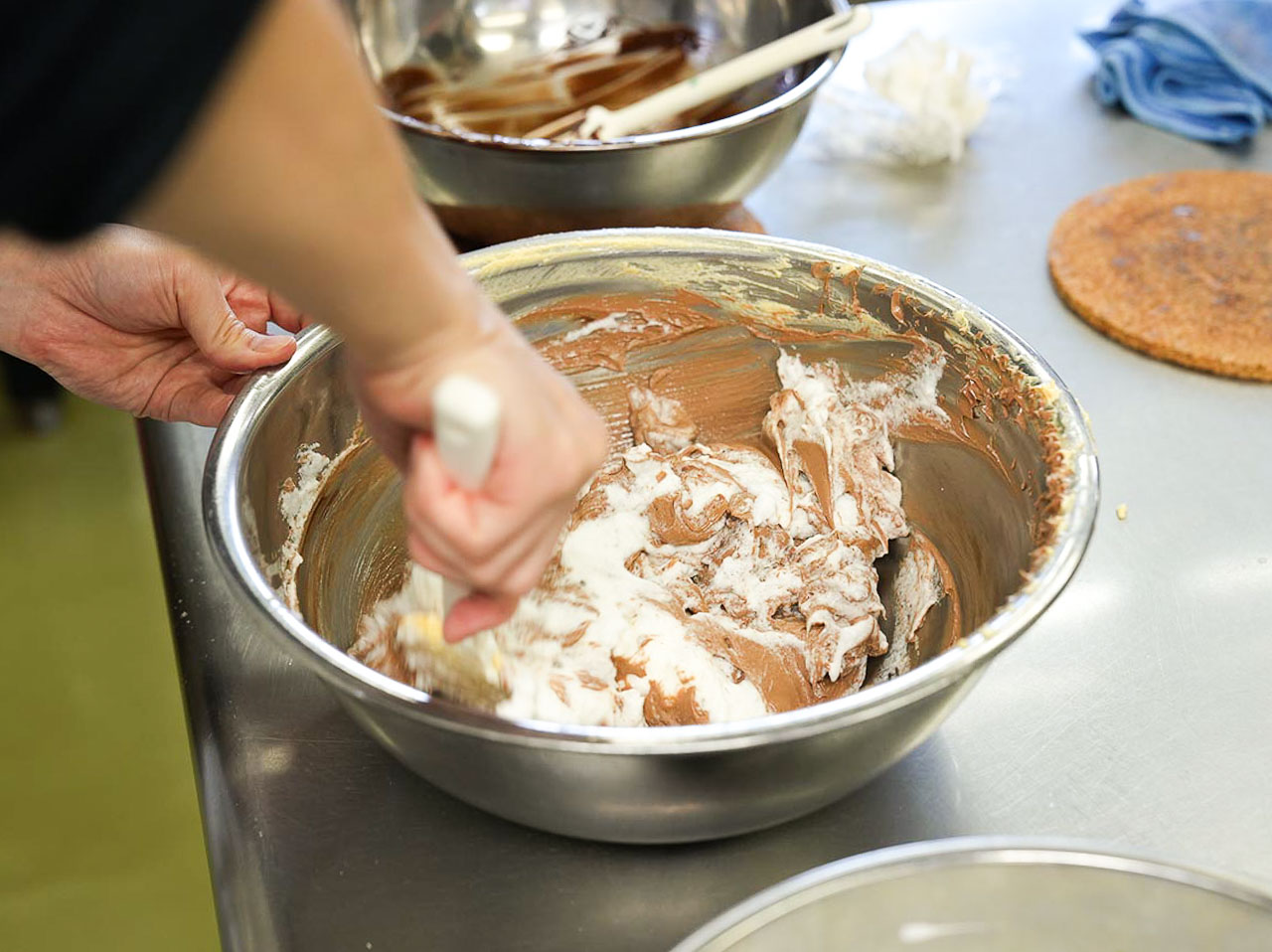 ▲メレンゲの３分の１を入れる。