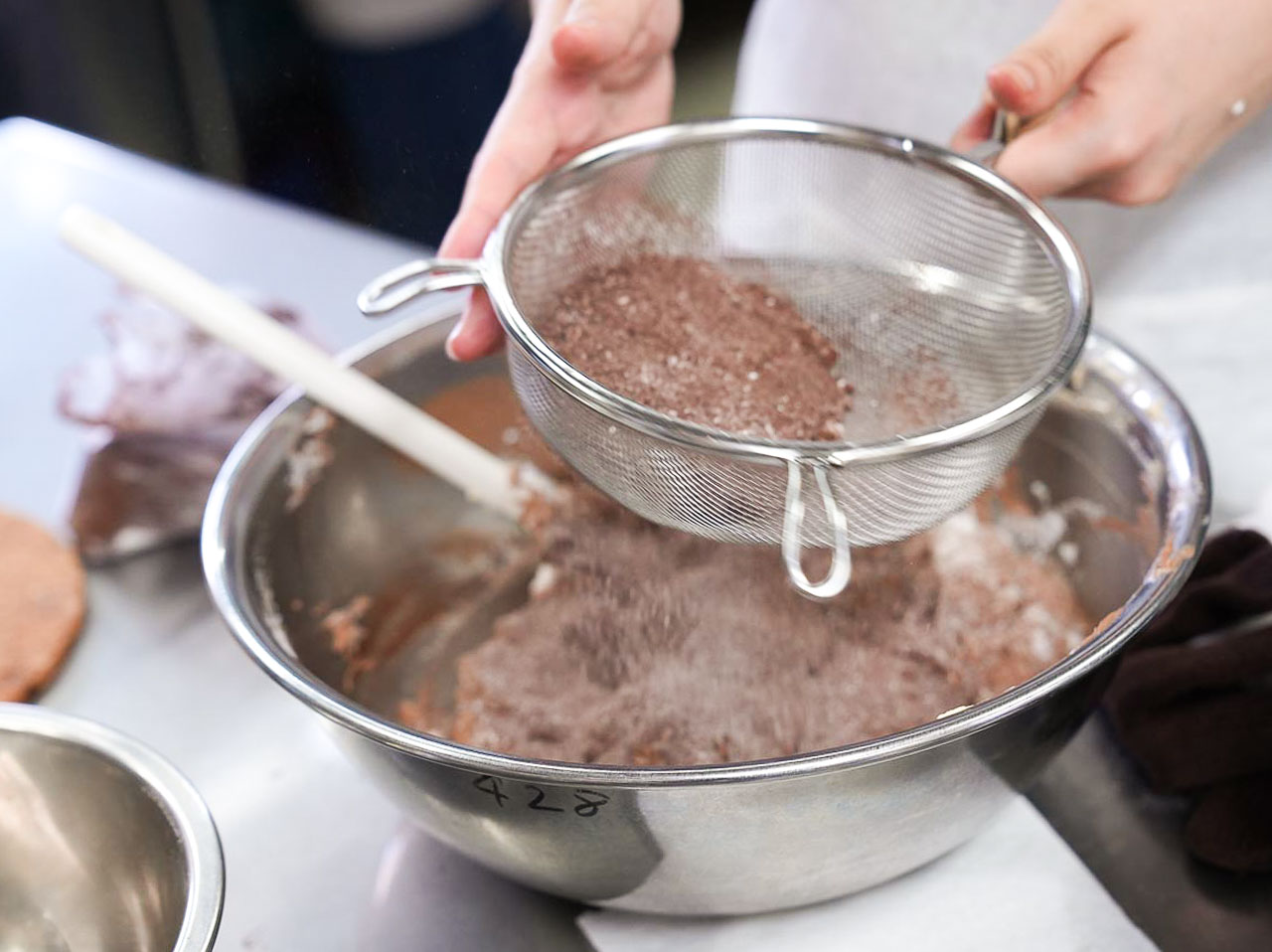 ▲薄力粉とココアを合わせておいたものをふるい入れる。