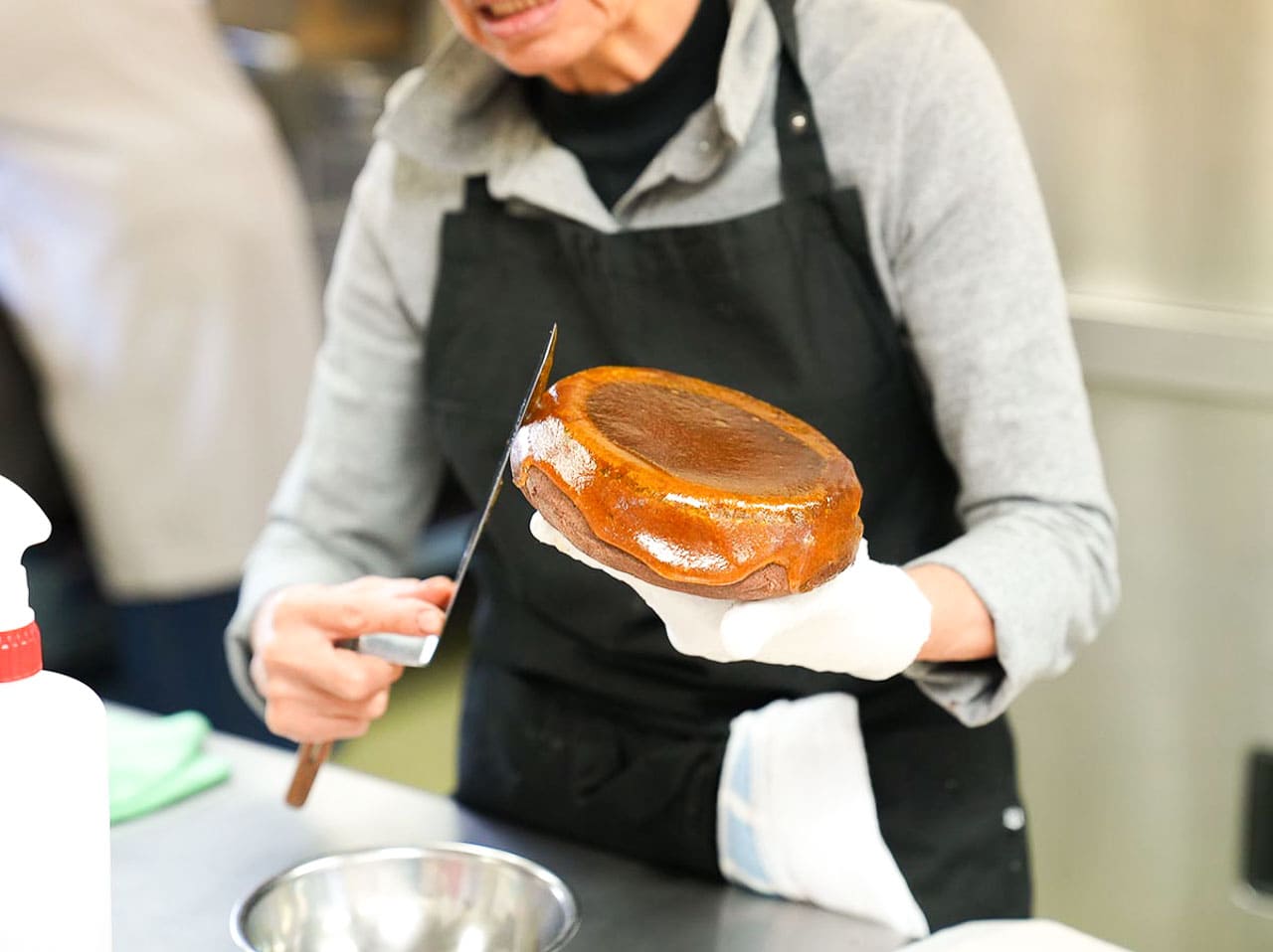 ▲生地を回しながら、１回で美しく整えます。