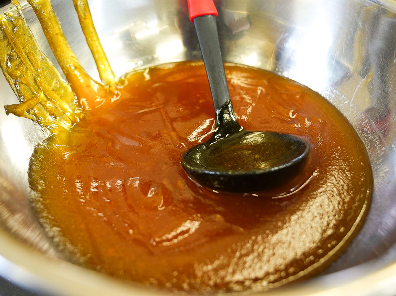 ▲生地に塗るジャムは既に用意してくださっていました。
業務用のジャムにレモン汁を加え、
ゆっくり煮詰めてベストな固さにします。
これも気温や時期によって煮詰め方を変えるそう。
この酸味の効いた「あんずミックスジャム」が味の決め手！