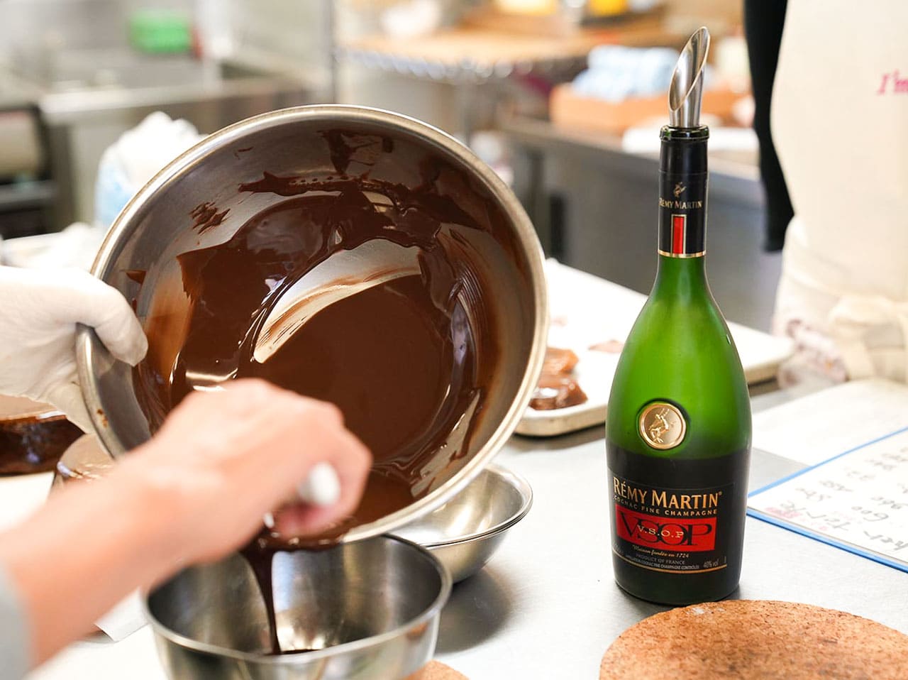 ▲お酒もほんの少し入れて、なめらかさを調整します。