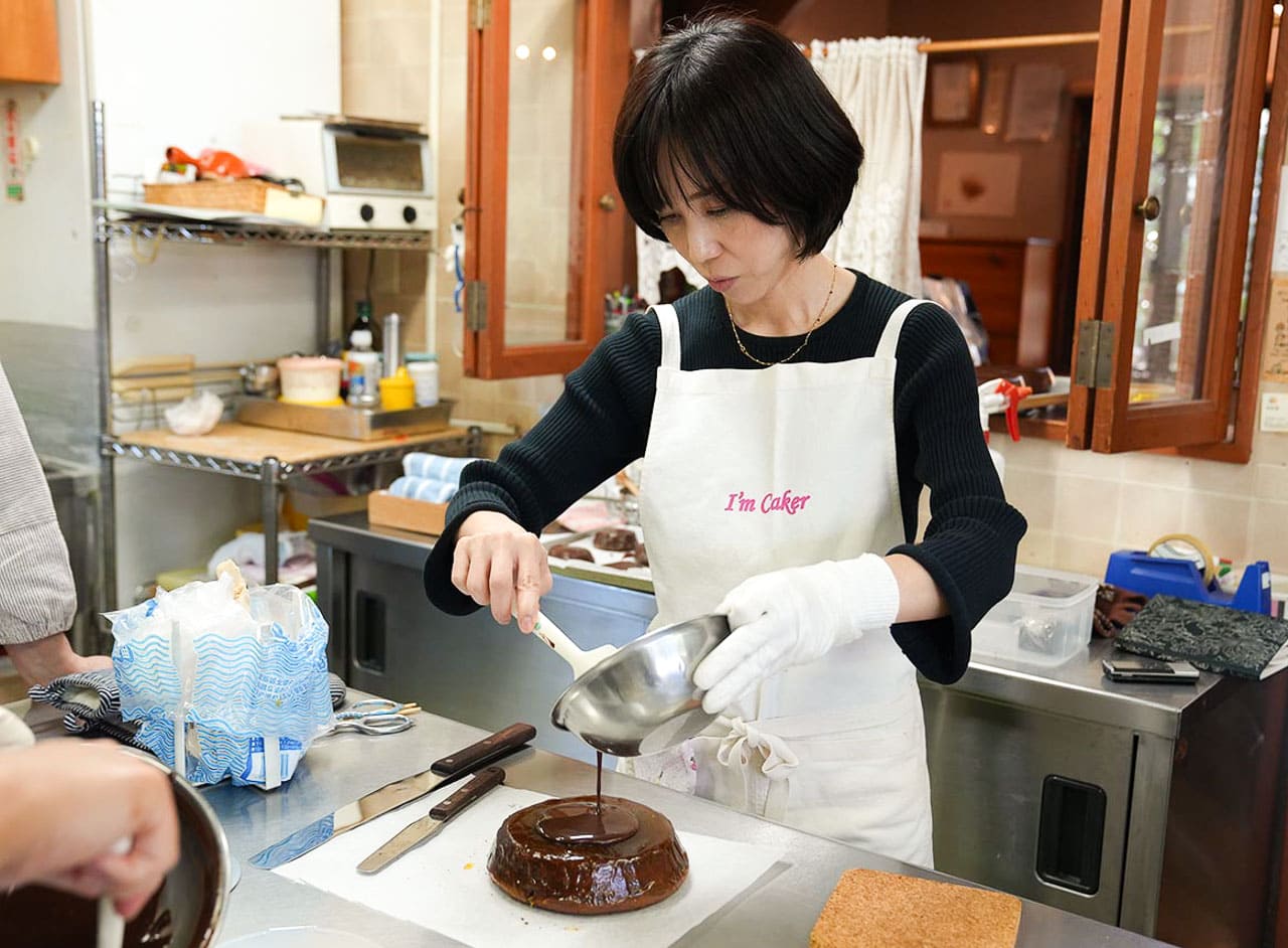 ▲竹内も、慎重に真ん中にチョコレートを流していきます。