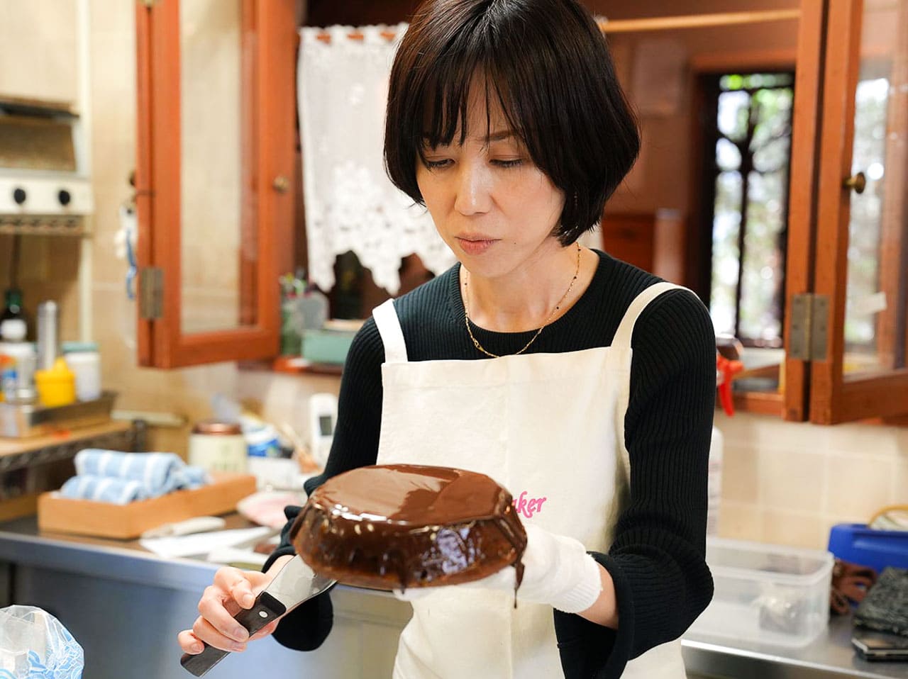 ▲たけうちは、チョコが固まりかけてしまって、
それをなめらかにするために奮闘中。
「ああ、もっときれいにしたいんですけど、なかなか‥‥」
