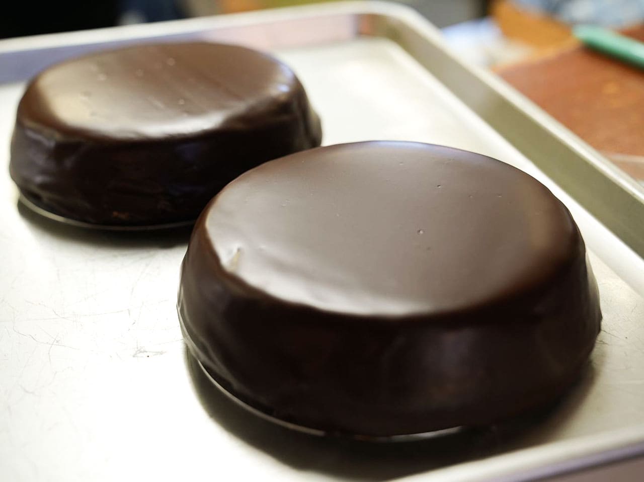 ▲コーティングしたチョコレートをしっかり冷まして完成です。
これは金井さんのザッハトルテ。
二人に教えながらの作業で大変だったのに、
やはりとても美しい！