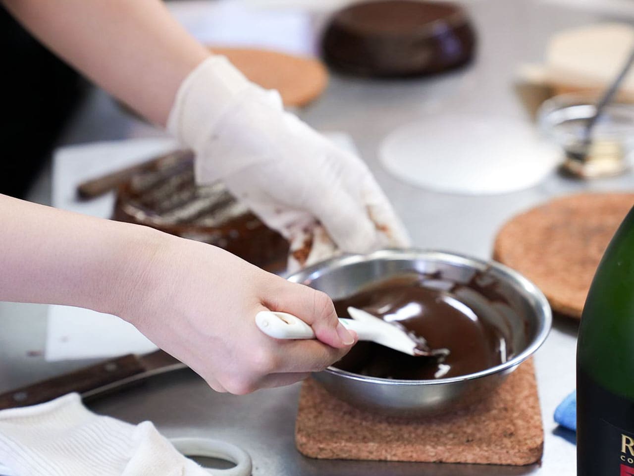 ▲奥の手。あたためたチョコレートでお直しをする。