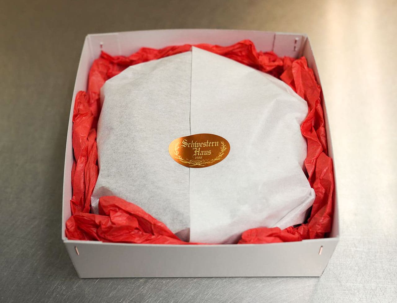 ▲なんと、お店で売っているのと同じように
包ませてもらいました。うれしい！
この赤い紙がかわいいんです。
