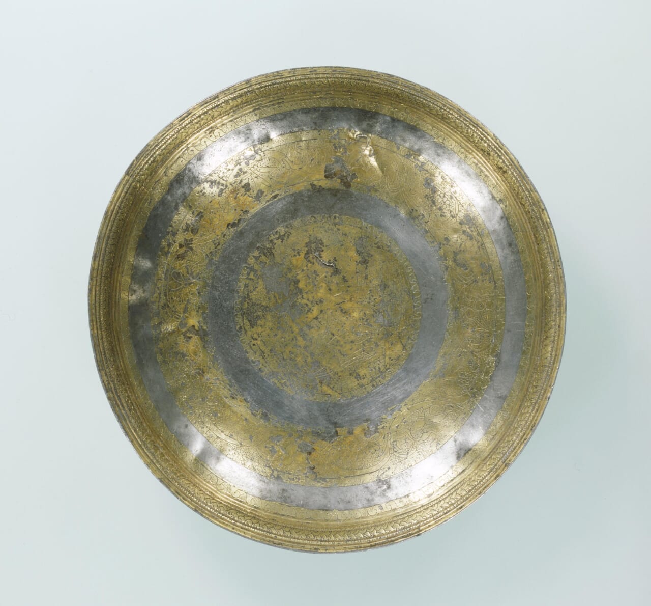 こぶ牛文装飾皿　出典：ColBase (https://colbase.nich.go.jp)
