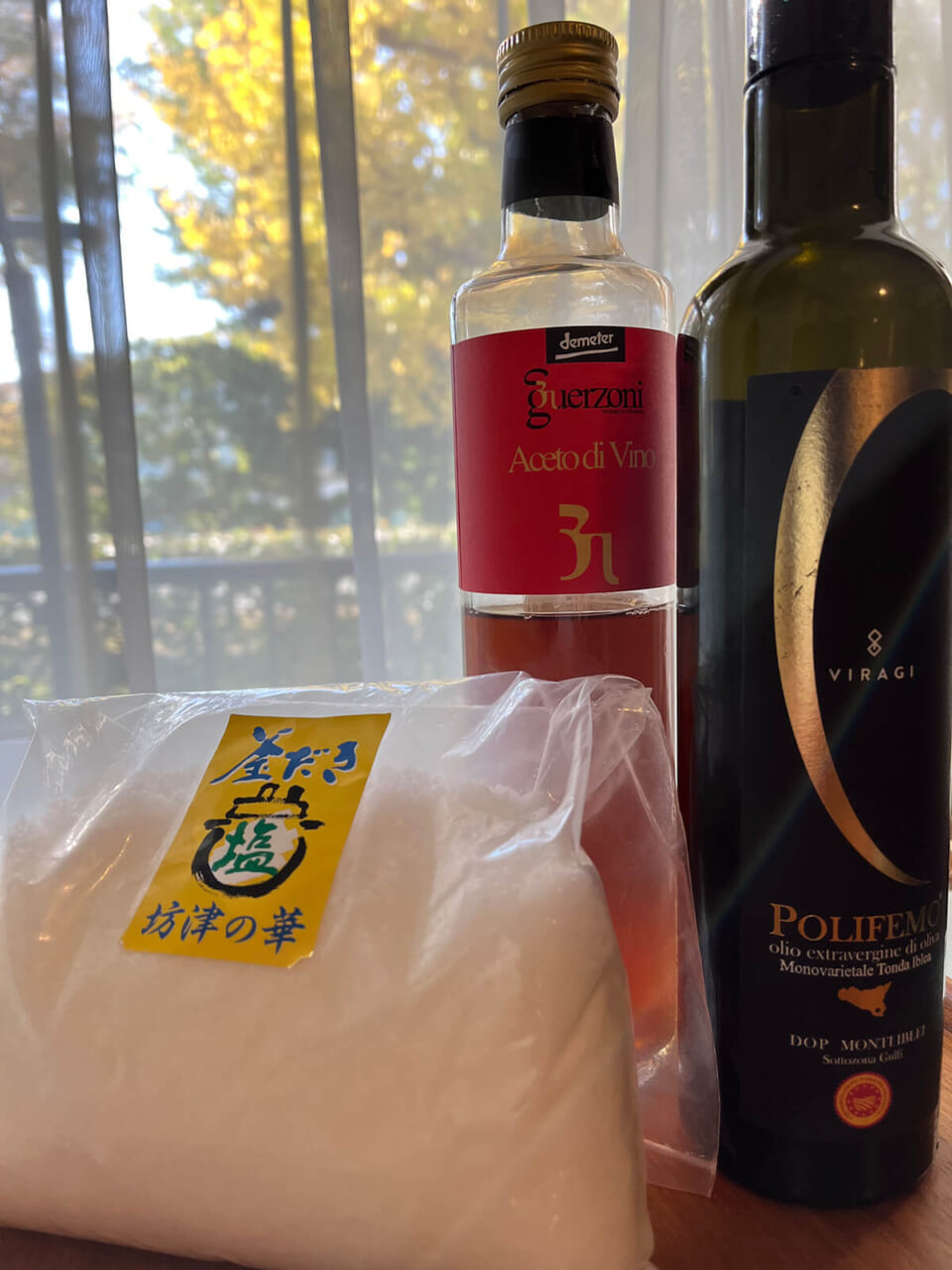 こよなく愛する調味料（左から）鹿児島・西海岸の海と山の豊かなミネラルが調和した釜炊き塩「坊津の華」／酸味だけでなく旨味もたっぷりのGuerzoniの赤ワインビネガー／トンダイブレア種単一で搾られた大好きPolifemo のオリーブオイル