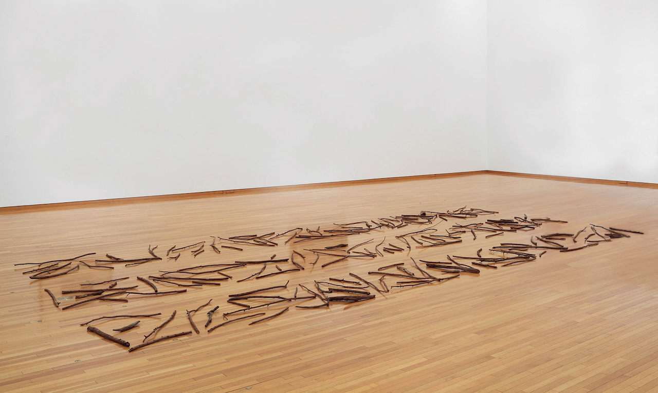 リチャード・ロング《STICKS》1976 © Richard Long. All rights reserved, DACS & JASPAR 2024   B0732