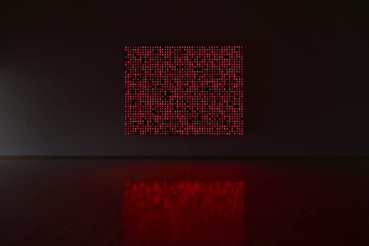 宮島達男《それは変化し続ける　それはあらゆるものと関係を結ぶ　それは永遠に続く》1998
写真：木奥惠三