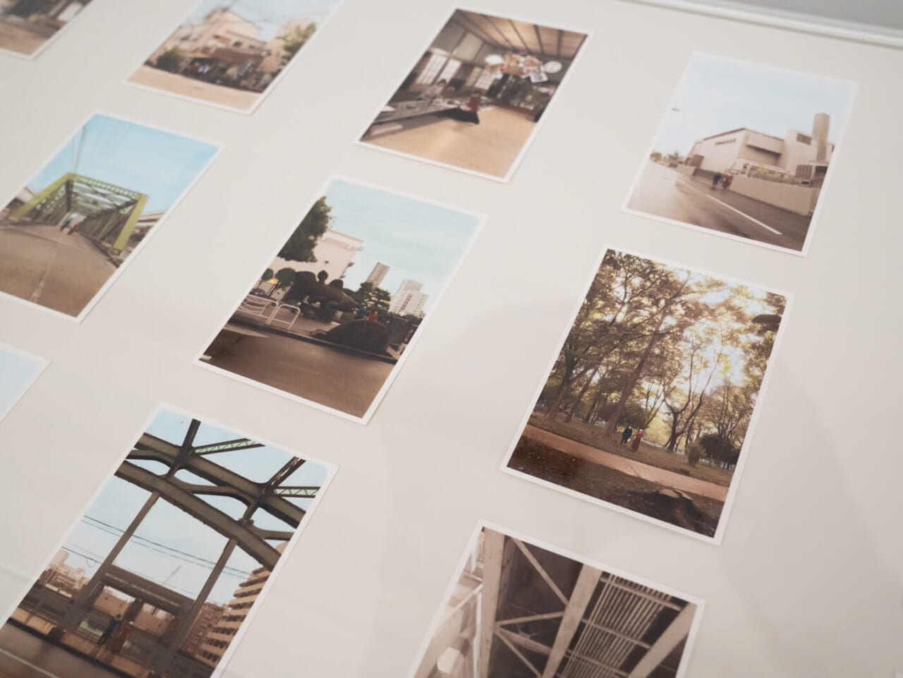 MOTコレクション「歩く、赴く、移動する　1923→2020」ワタリドリ計画（麻生知子、武内明子）《旅の手彩色絵葉書 ［ワタリドリ計画「シリーズ　深川の旅」］》（部分）2020　展示風景