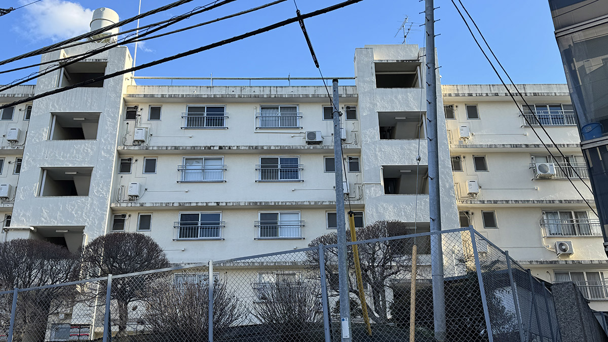 ▲団地に空の青が溶けて綺麗だった。