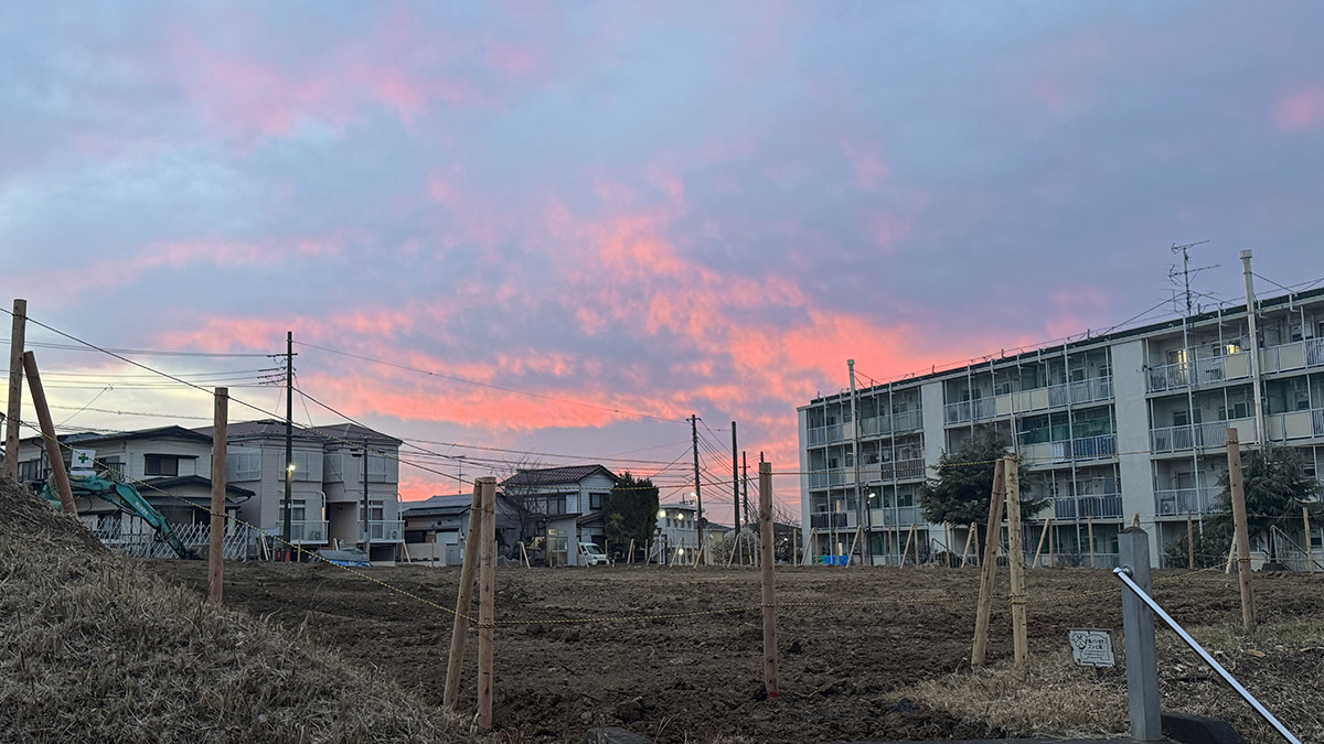 ▲青と赤の空。