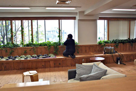 ▲青朋ビルの「縁側」。給食後のカレー皿の日光浴もいつもの風景