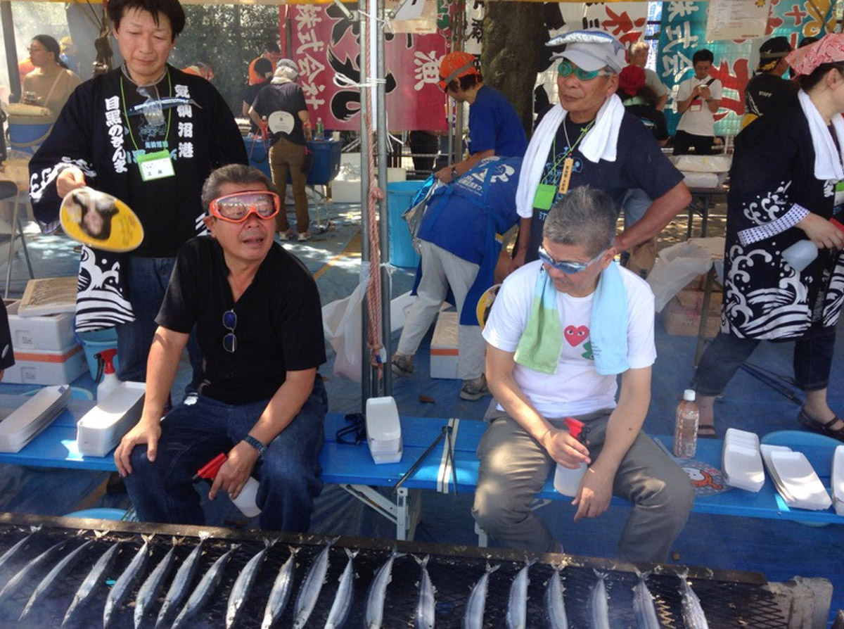 ▲さんまを焼く立川志の輔師匠と糸井重里