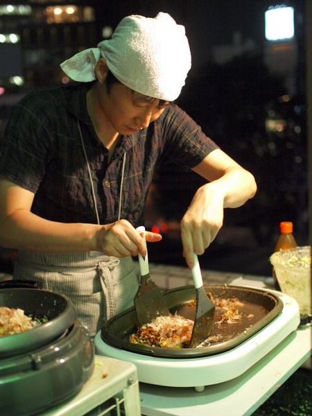 ▲お好み焼きを焼く福田さん