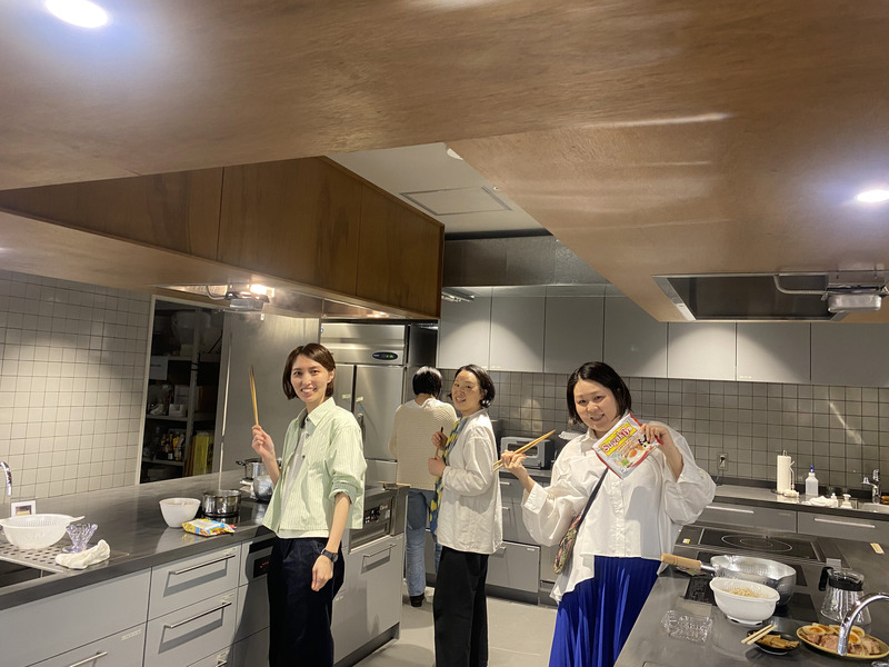 ▲麺をゆでるほぼ日乗組員たち