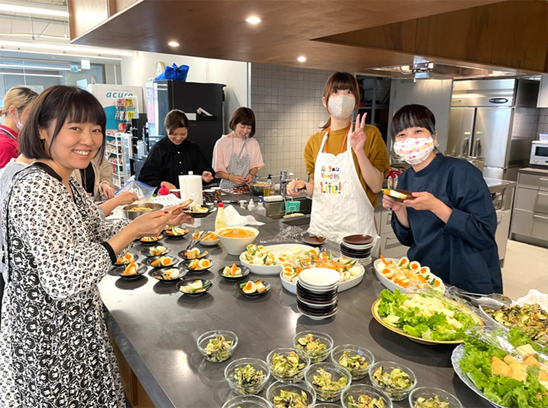 ▲昨年のほぼ日25周年記念の日も、みんなでごはん。この日もキッチンが大活躍