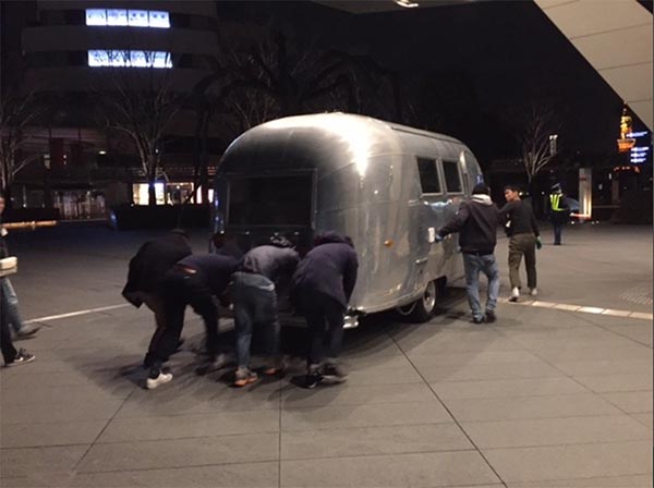 ▲「たのしみ展」のため、キッチンカーを押す乗組員たち