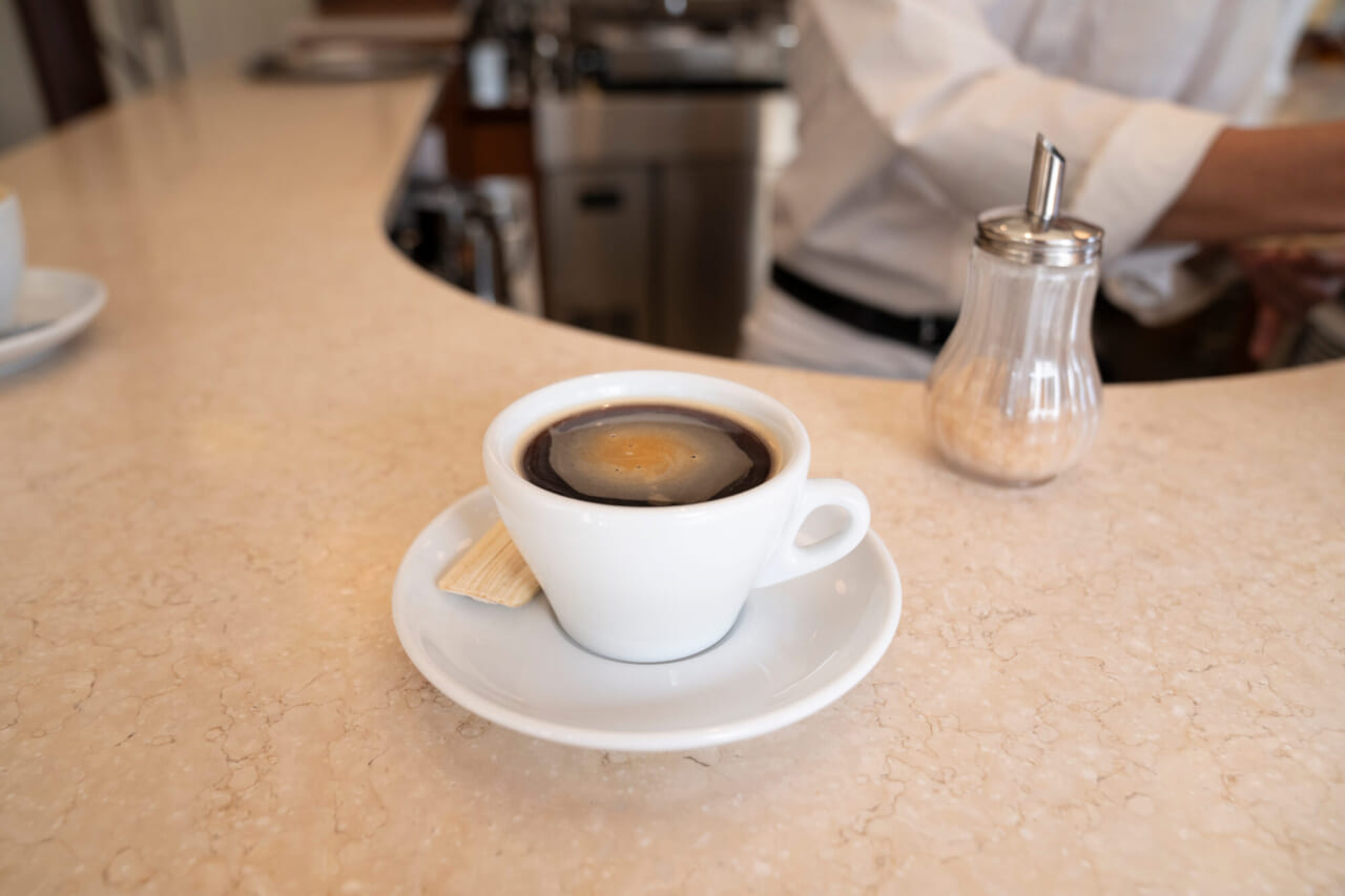 「CAFÉ LE GARÇON」の象徴である馬蹄型のカウンター。イメージソースとなったカフェは、パリのマレ地区にあり、開業前に節子さんとも訪れている。