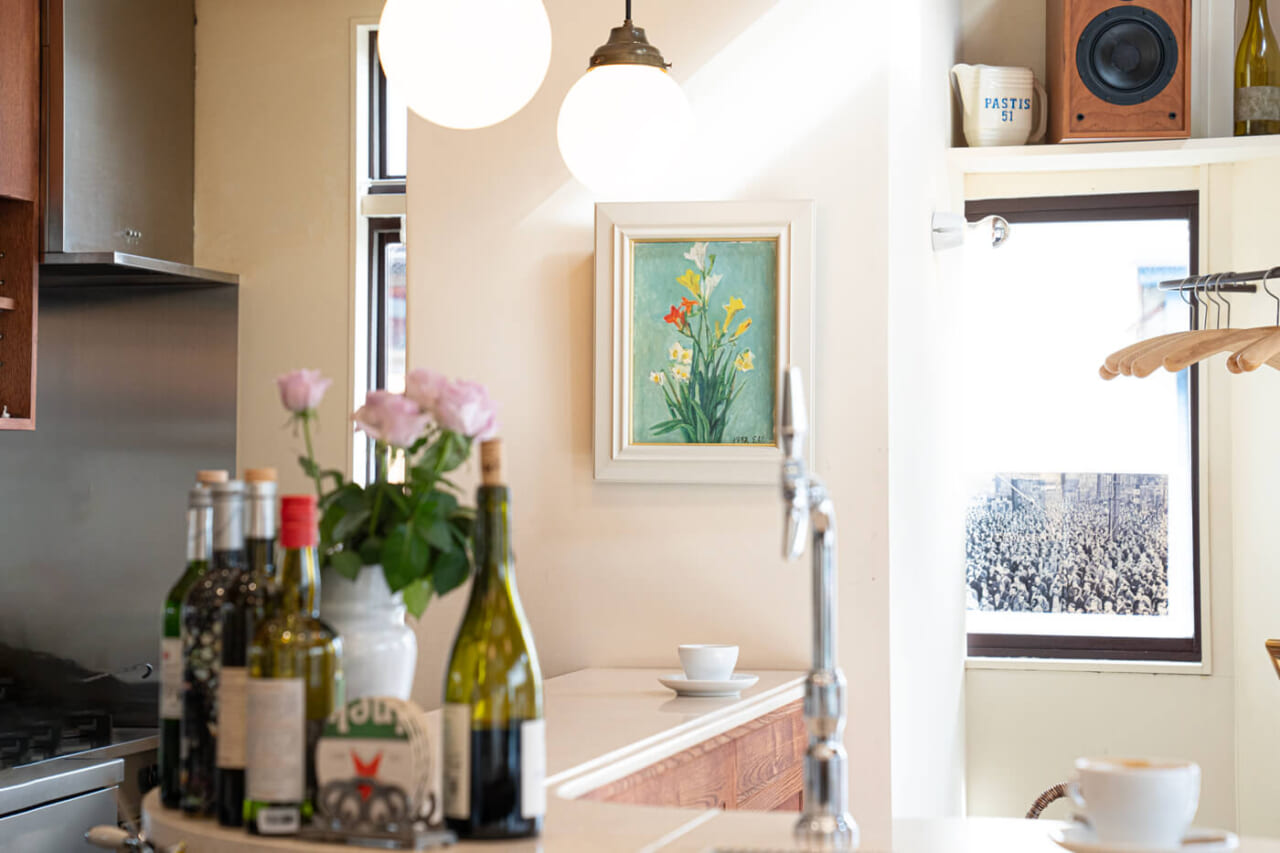 カウンターを見守るように飾られた絵は、宮崎に暮らしていた母方の祖父が描いたもの。頻繁に会える距離ではなかったが、間接的に影響を受けたと話す。