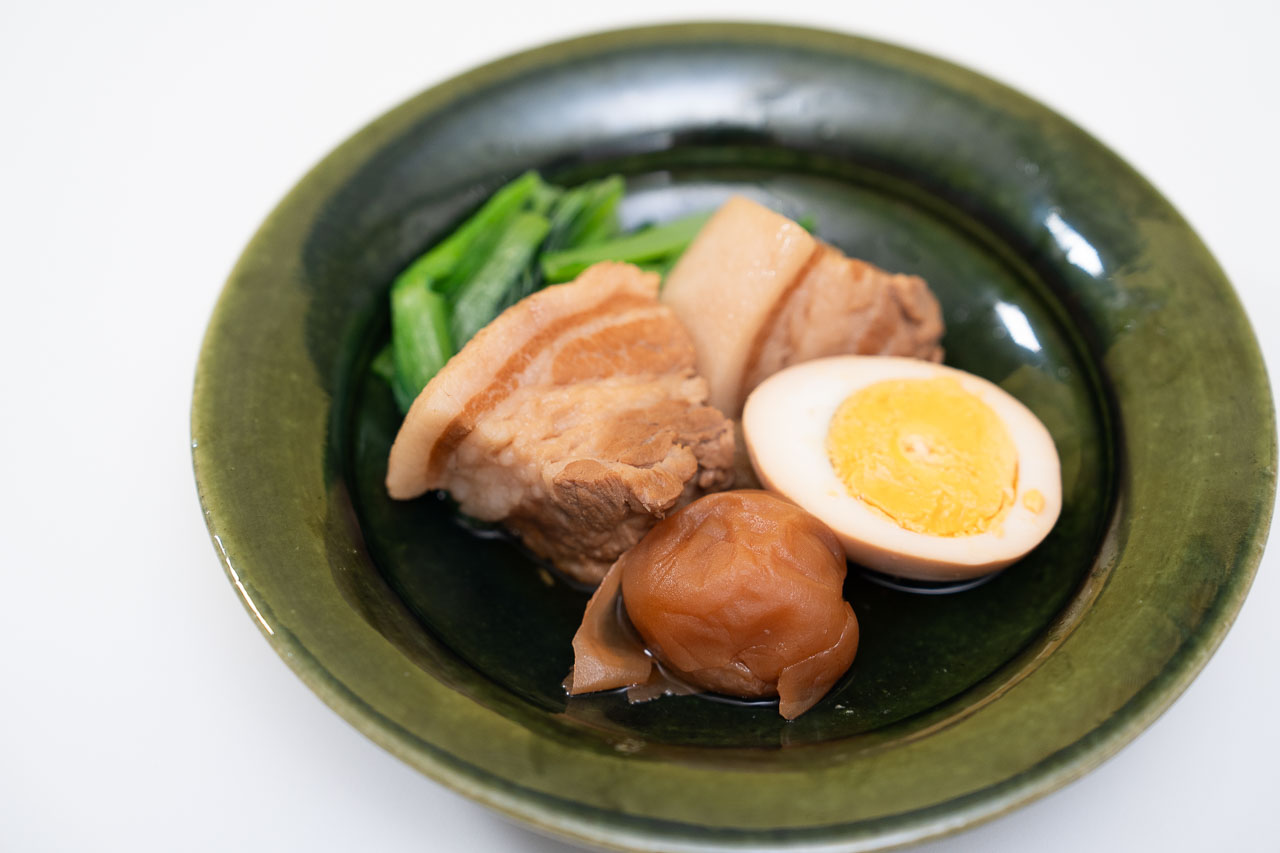 お店の人気料理、豚肉の梅干し煮。梅の風味が染みた角煮はさっぱりした味わいです。