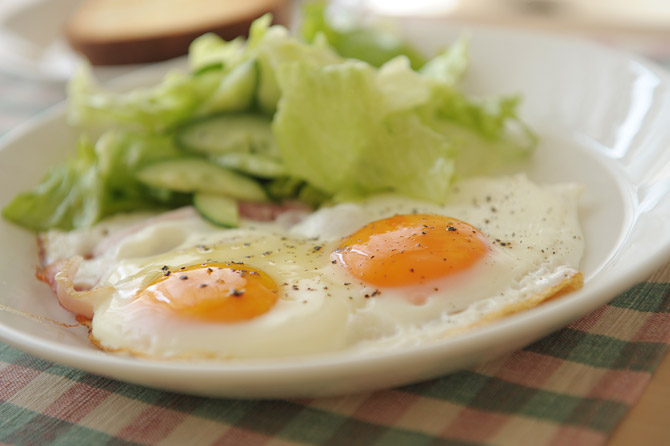 『LIFE』「ふたりぶんの朝ごはん。」よりハムエッグ。