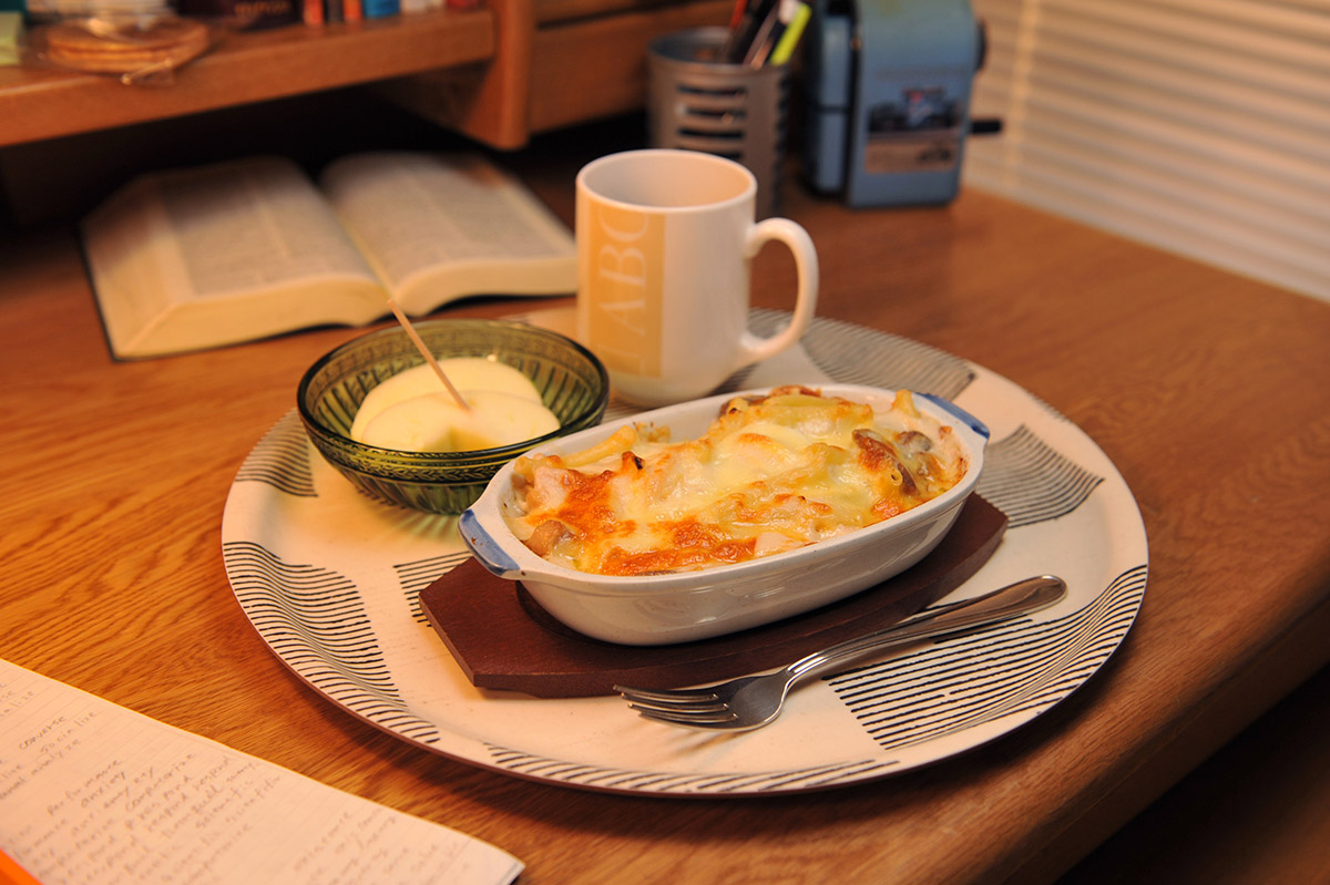 ▲『LIFE』の「お夜食グラタン。」では、部屋を暗くして照明を使い、夜の勉強机の雰囲気を出した。