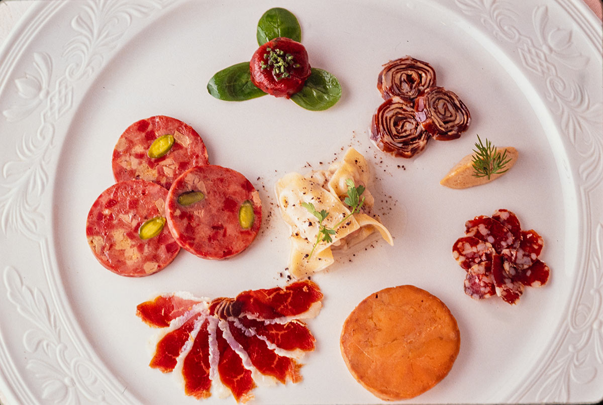 フランス南部・カオール「ローベルガード」の鴨のハムの盛り合わせ。