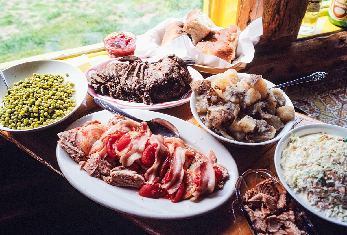 アラスカの「アレクサンダー・レイク・ロッジ」で、ムース（ヘラジカ）のローストなど。