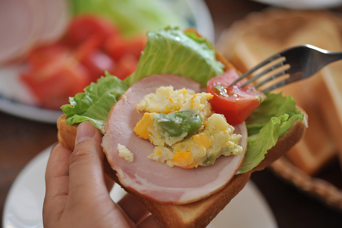 ▲『LIFE３』より「かあさんお出かけの朝の、ポテトサラダ。」より──トーストしたパンに挟んだポテトサラダがあまりにおいしそうで、まるで食べる直前のような視点で撮影。